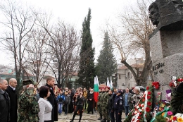 Старозагорци отрупаха с цветя паметника на Апостола на свободата_3