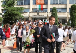 Сто бели гълъба и буквите от българската азбука полетяха в небето на Стара Загора_4