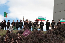 Хиляди старозагорци развяха българския трибагреник на монумента „Бранителите на Стара Загора“ _8