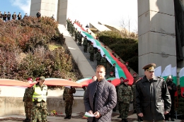 Хиляди старозагорци развяха българския трибагреник на монумента „Бранителите на Стара Загора“ _9